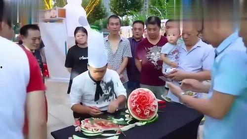 小伙见到吃瓜群众,现场热闹非凡